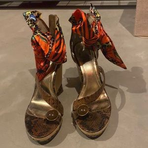 Like new Carlos Falchi print wedges 7.5M